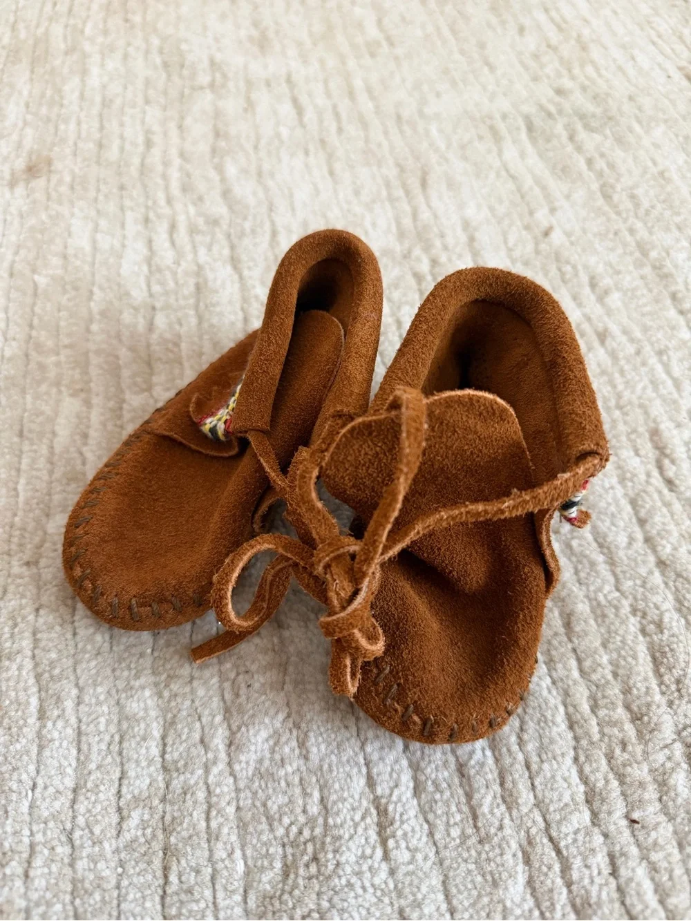 Minnetonka Kids Tan Suede Moccasins with Multicolor Trim Sz 2